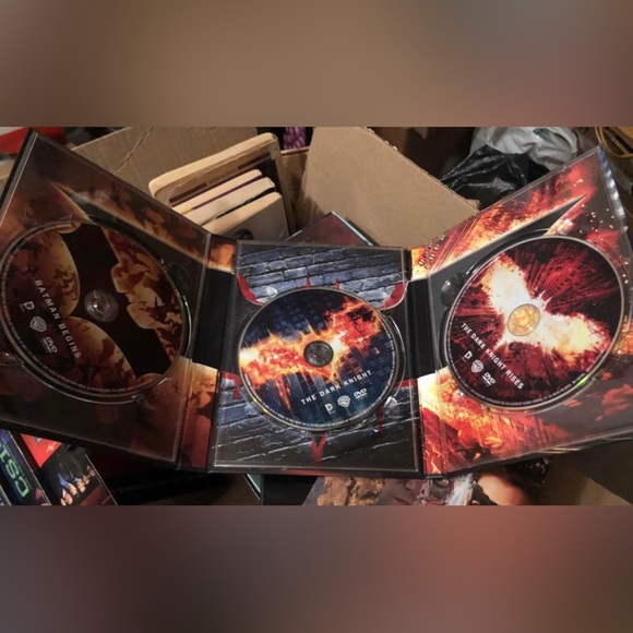 The Dark Knight Trilogy (DVD, 3-Disc Set, Limited Edition Gift Set) - Picture 4 of 4